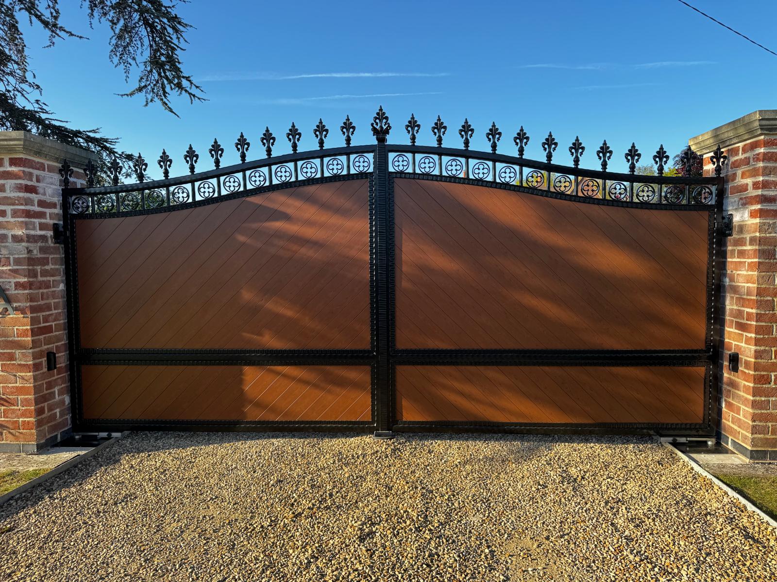 Automatic and electric gate installation
